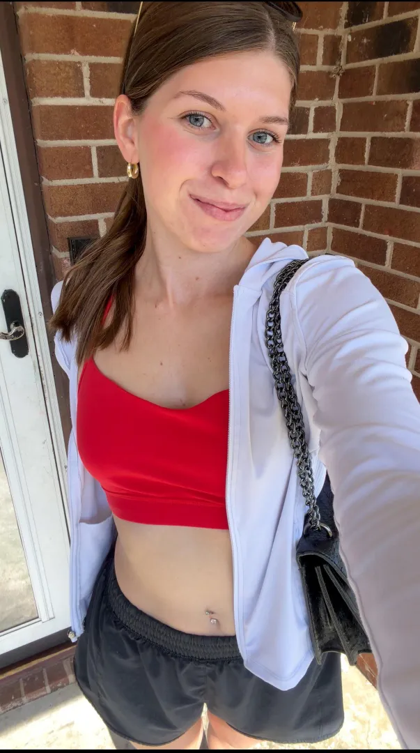 Pre workout selfie posted by Alliexo1