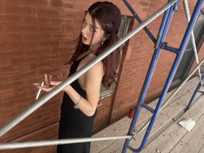 pre-drink cigarette <3 <3 love me some gold 100s by h034dilfs