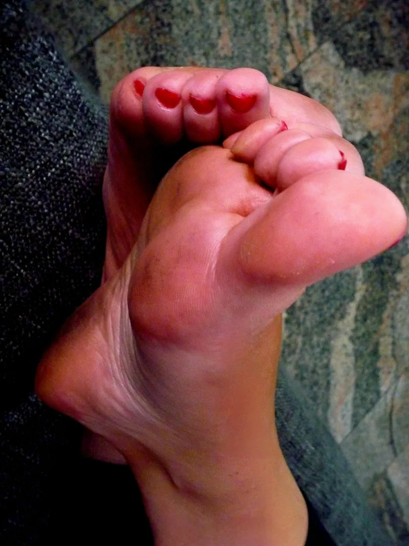 Pretty feet, naughty thoughts… which one are you having? posted by misskatefeet1