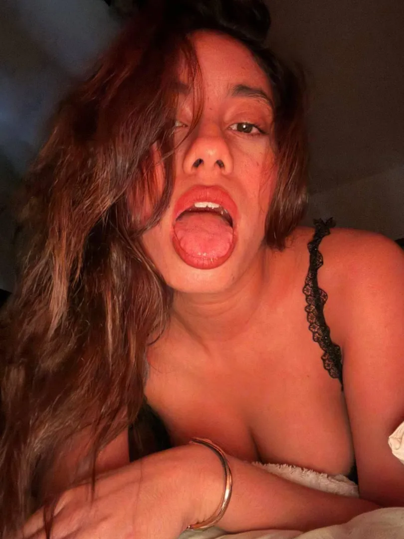 Pretty girls have hungry mouths. I’m no exception {f} posted by nadiabellygirl