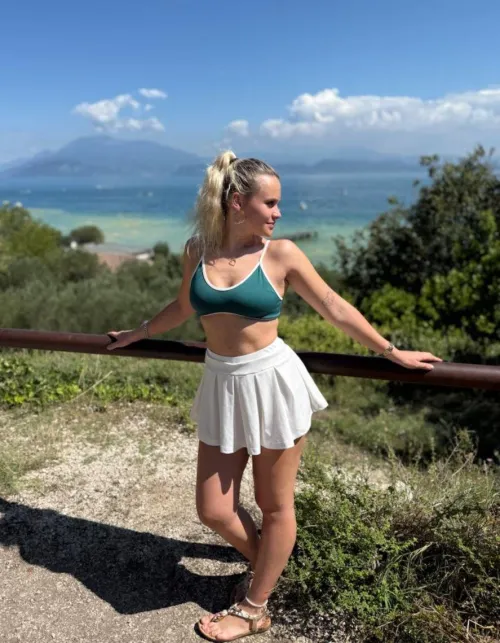 pretty much my favorite thing, by RafflesiaRhythm