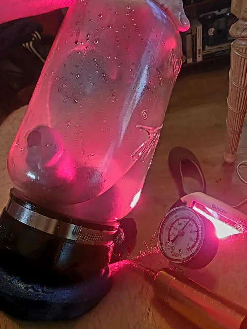 Pumping in my gallon Ball jar with epsom salt in warm water using an IR light vs. a heating pad. by GeekPumperBator