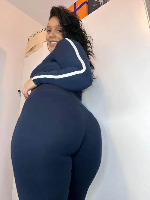 Pure chocolate with a salty caramel juice inside deserving being licked [selling] by Galadriel69_