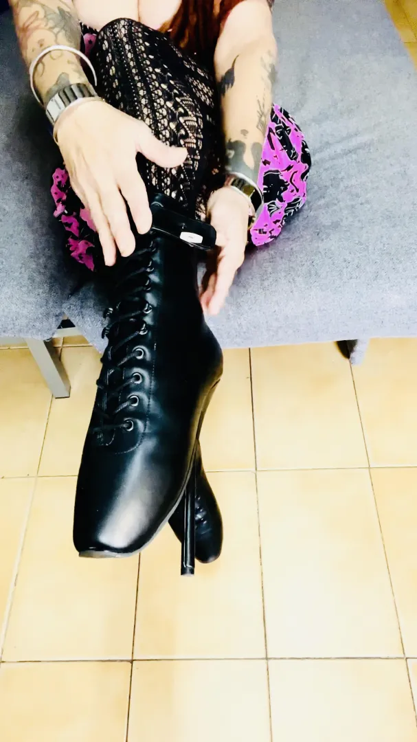 Pure discipline. No filters, no performance. If you understand the desire behind this silhouette, you know where I am. posted by MissNekotied