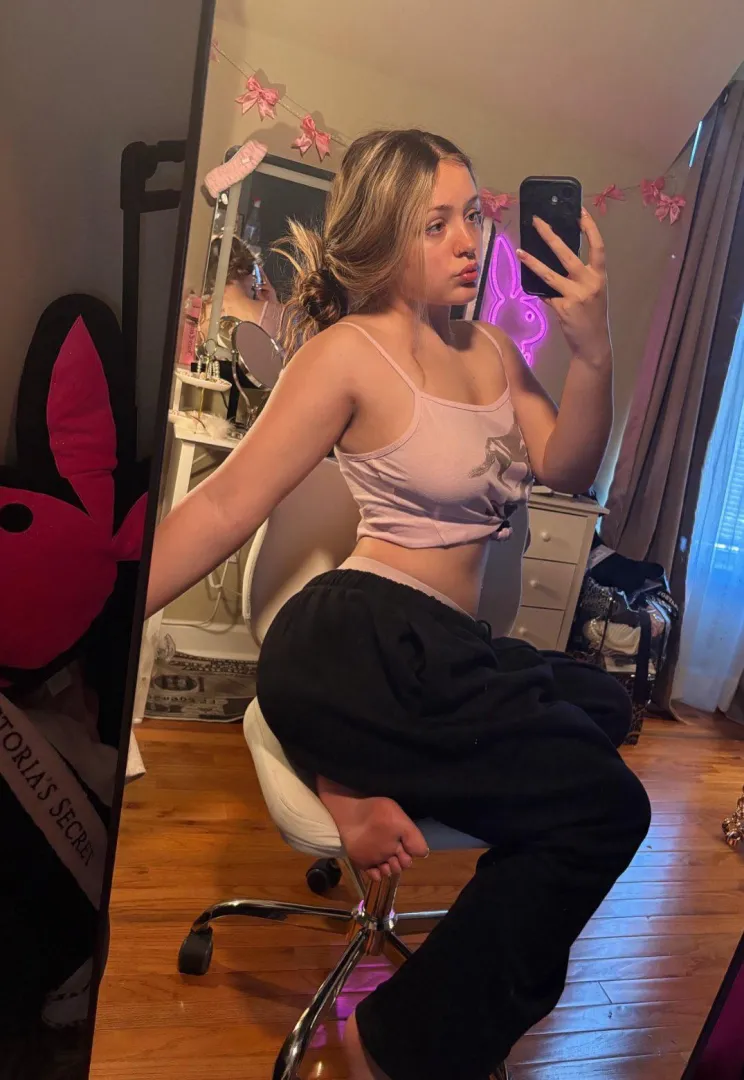 Putting the arrowwss up and Reactt ¨YYES MMISS¨ if your dickk is below 7inches... i'll ask for proof to humiliate you in my SPHH girls groupp chatt now while you’re given a sissyy name!! posted by CarmenC_Unger