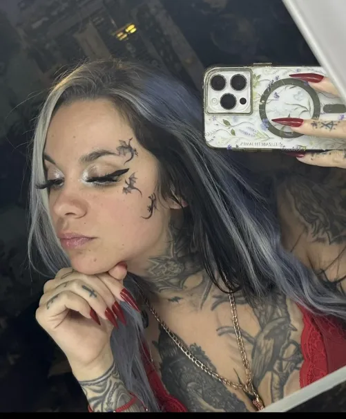 Queen by NectarineQueen13