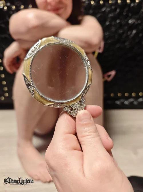 Qu’est-ce que Je peux bien être en train de chercher avec Ma loupe ?  by Dame_Luciferia