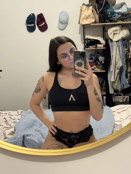 Qui viens m’accompagner pour ce réveil matinal pour un dimanche ? by Zestyclose-Smoke8720