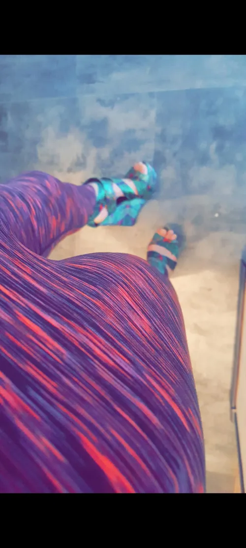 Qui vient aux pieds de ma femme ? by No-Zookeepergame6234