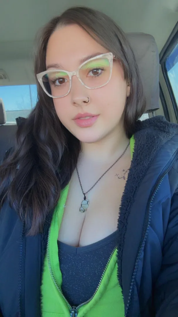 Quick selfie in the car posted by sarahhstarr420