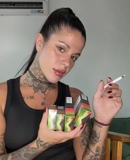 Qué tal si fumo un cigarrillo tras otro en la primer cita? by girlytattoo