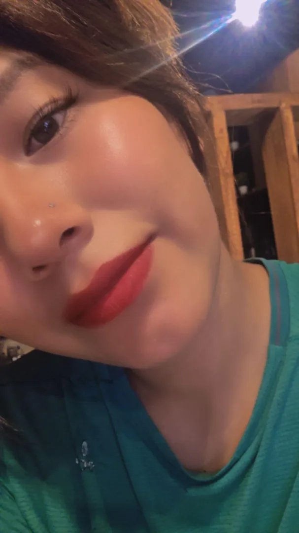 red lips posted by GUEEN_BEAUTIFUL