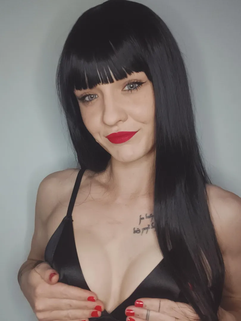 Red lipstick // pin-up style posted by onlytiffx