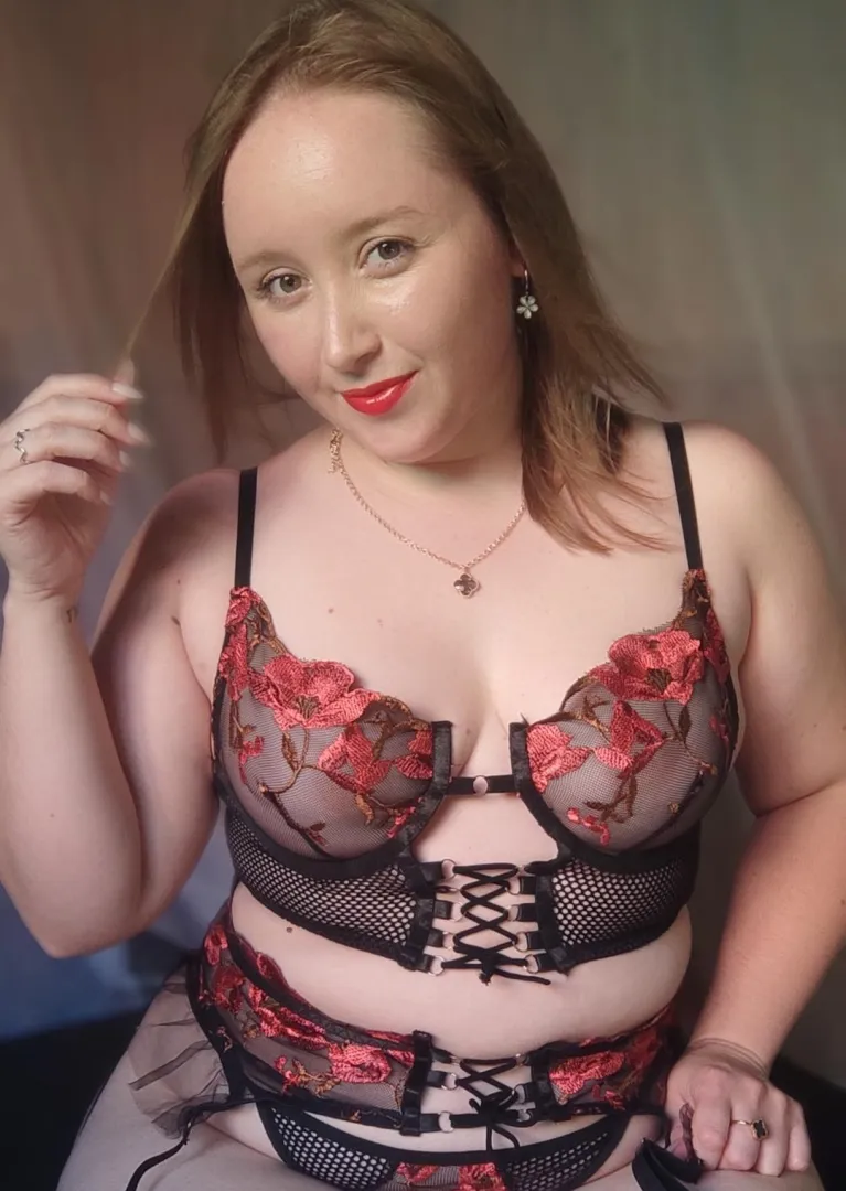 red love lips posted by favfetishfeet