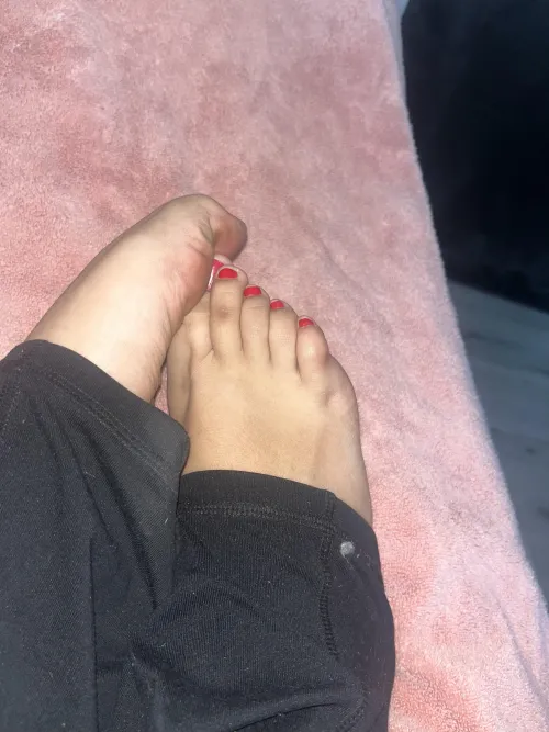 Red toes perfect for sucking by Street_Discipline_