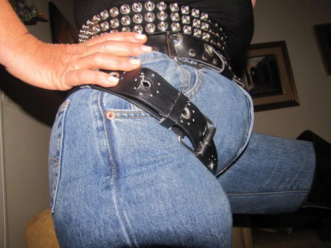 regarde le gros ventre en jeans de ma femme by No_Hat_1719