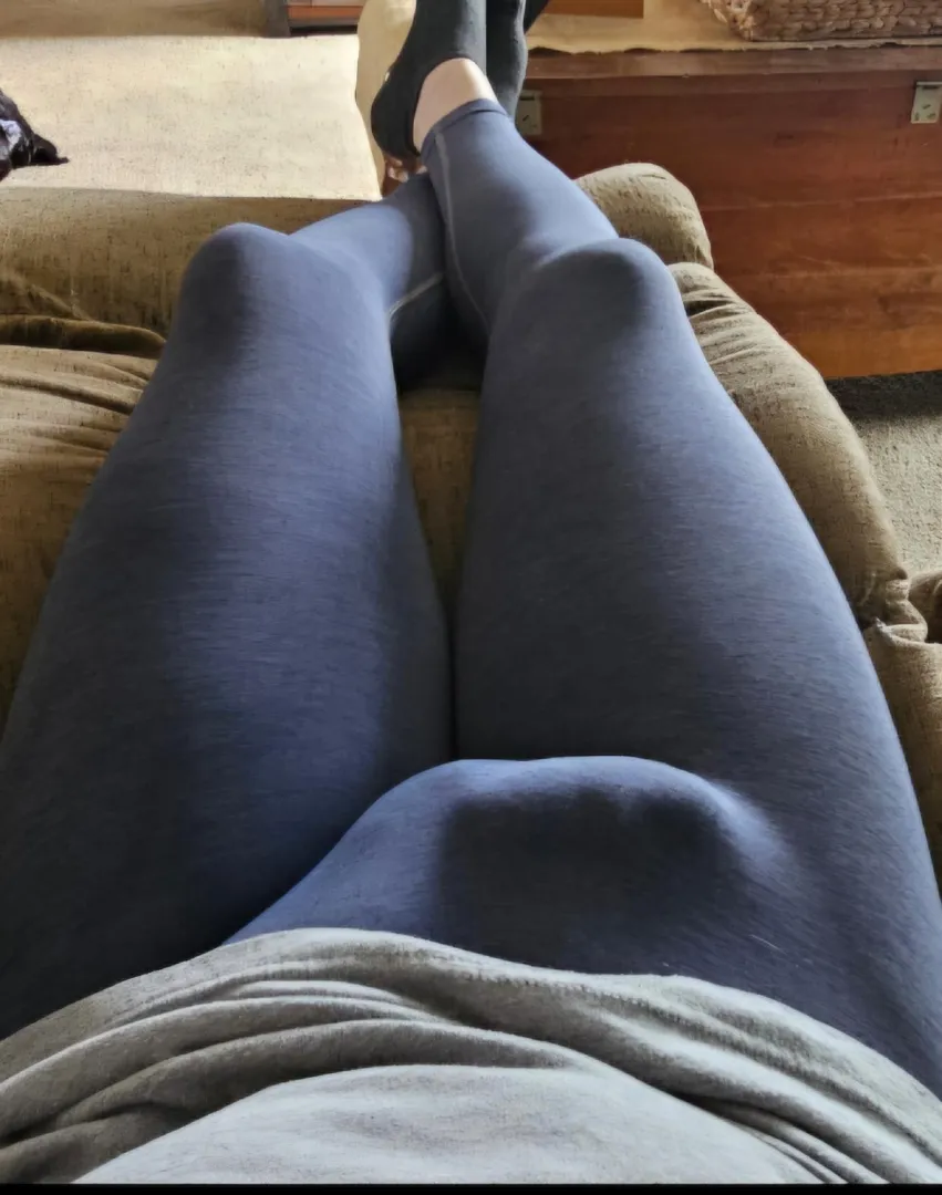 Relaxing day in leggings posted by Megastretchman