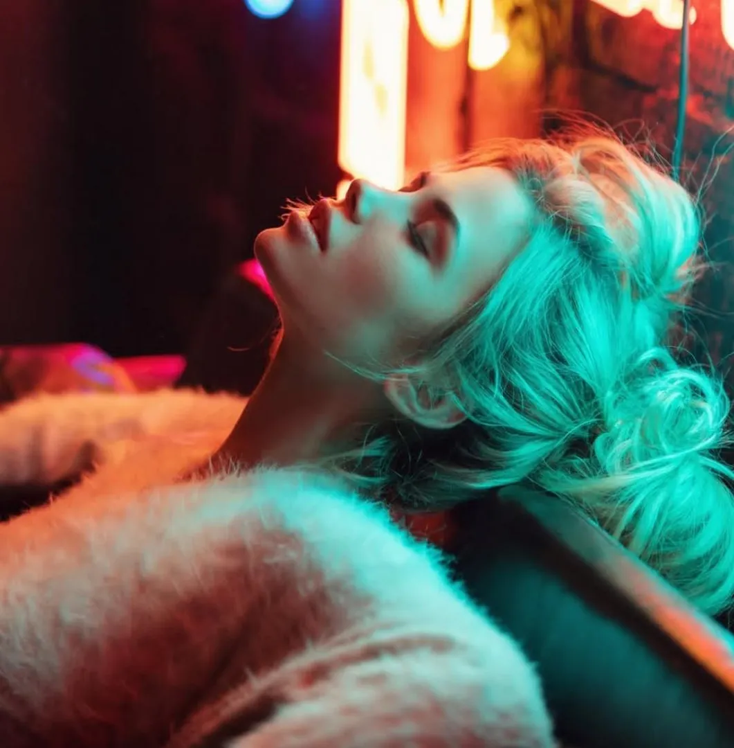 Relaxing in neon posted by Duke_Strato5phere