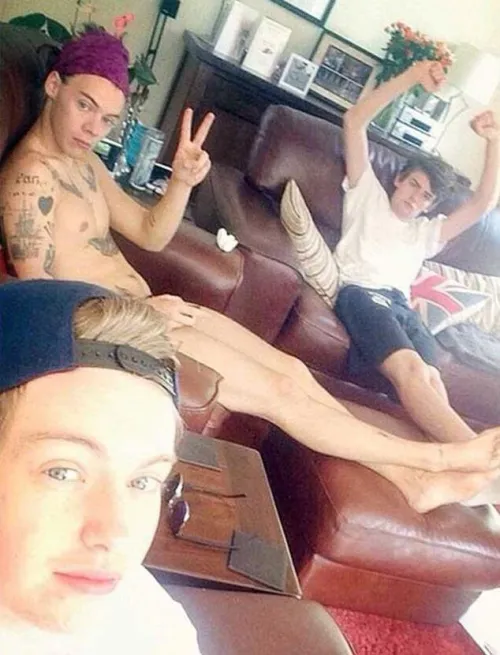 Remember Harry Styles CMNM from back in the day? xx by arianawatrudoinghere