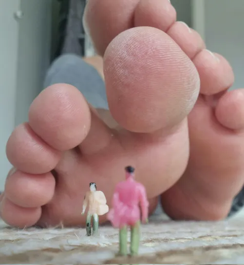 Run or stay?  by GiantMaleFeet