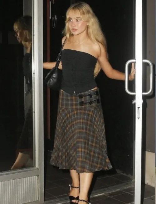 sabby in a skirt  by TomahtoPotayto