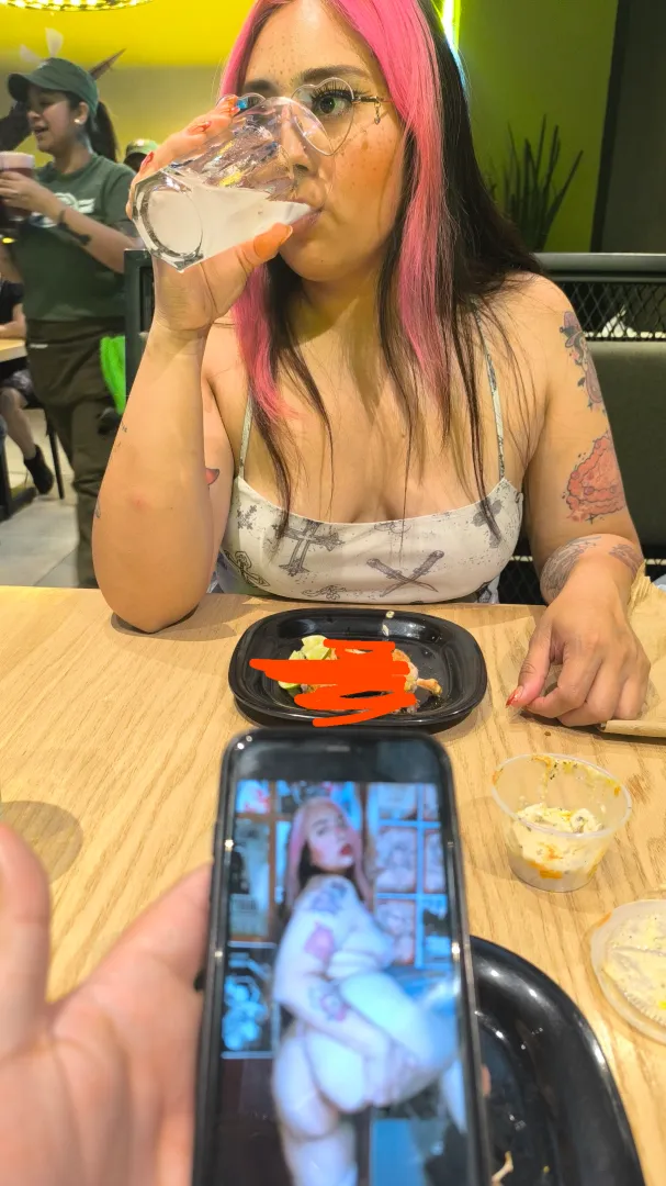 Sabía que la había visto en algún otro lugar  posted by AlanBurton