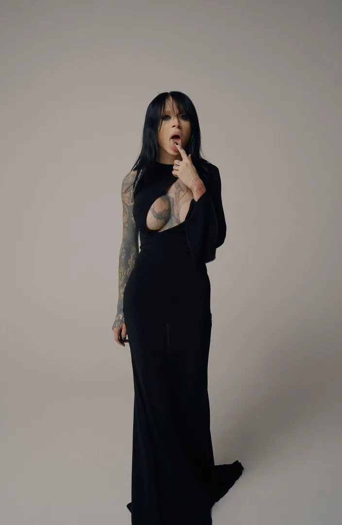 Sasha Beart posted by Manobronze