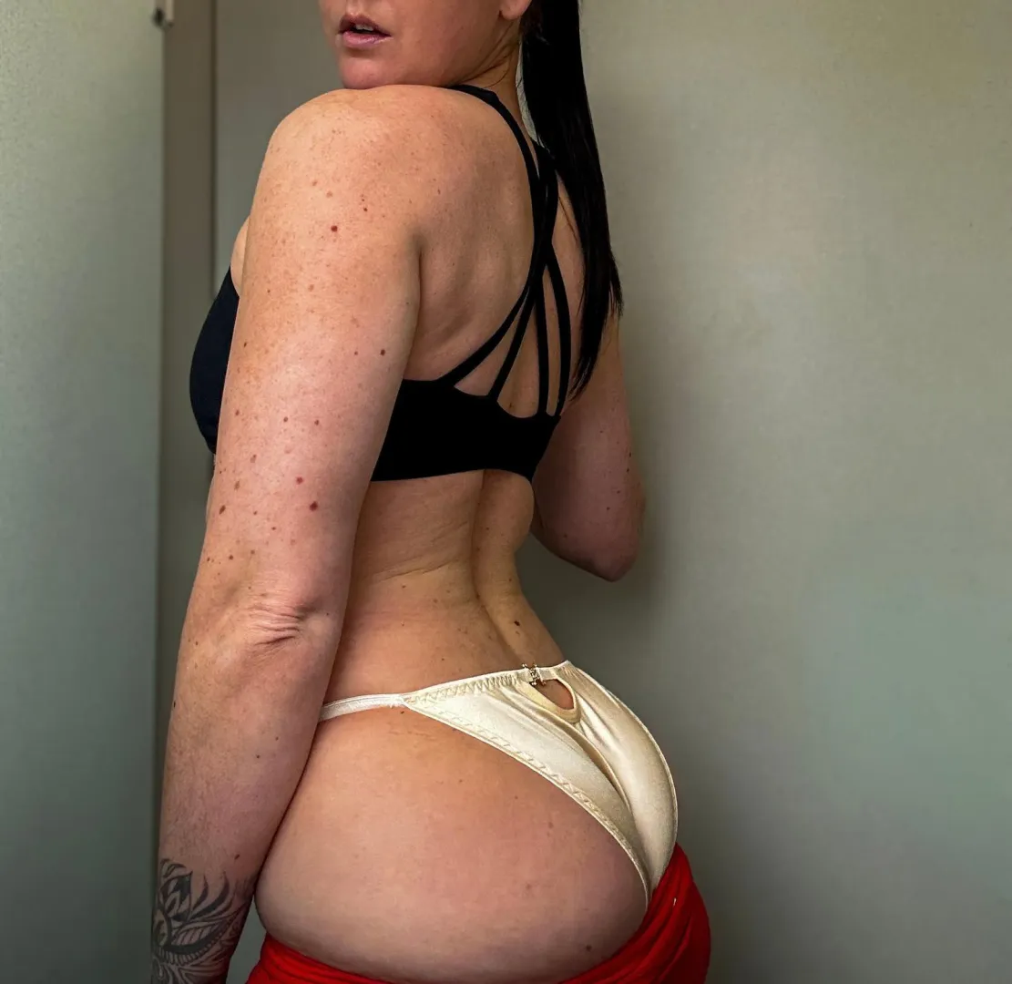 Satin panties in the gym, if only they knew  I’m sure you’d love the feel too  worn just for you ❤️ posted by Peachhyplayz