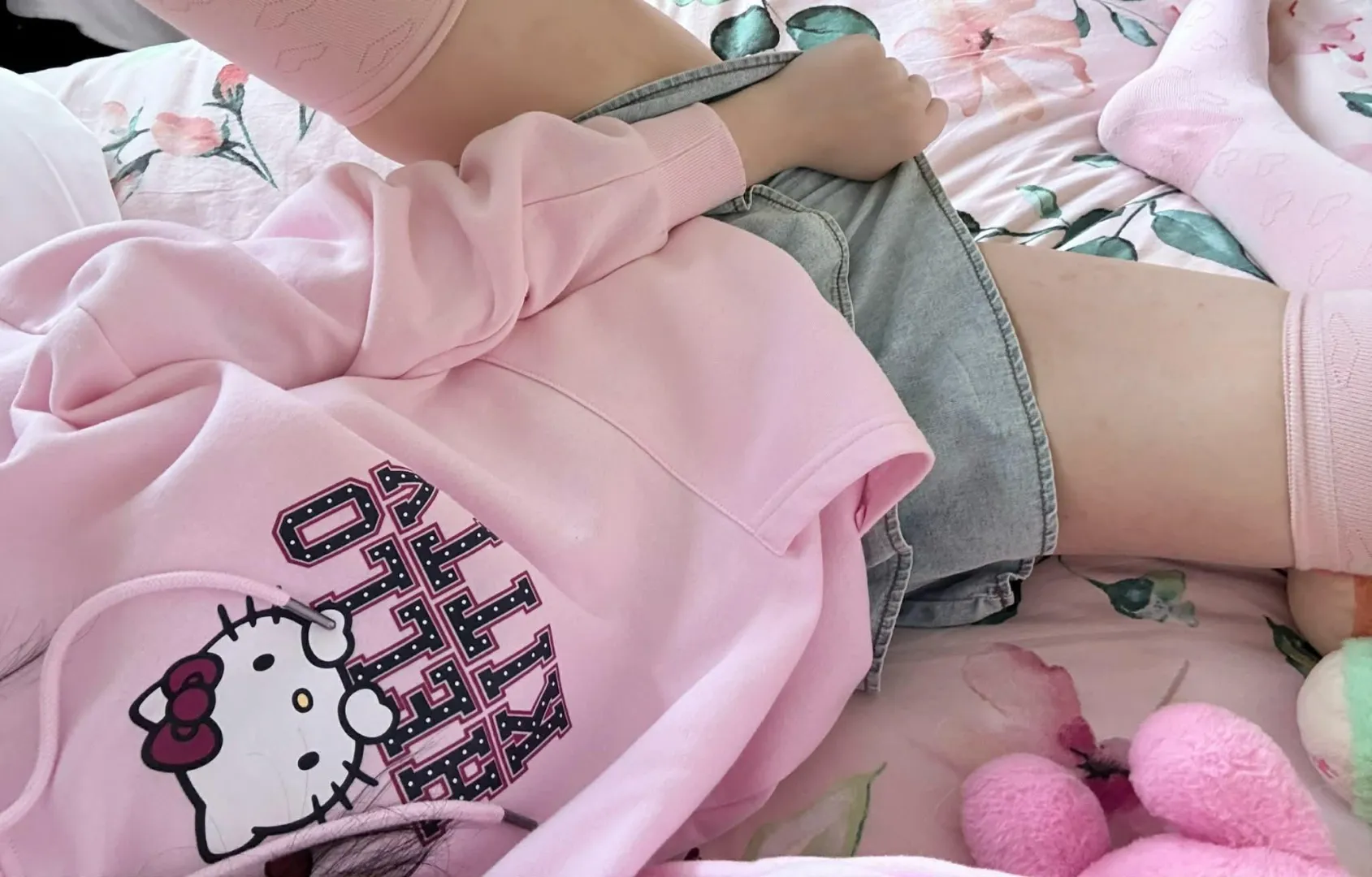 Say hello kitty posted by Angelic_Girlx