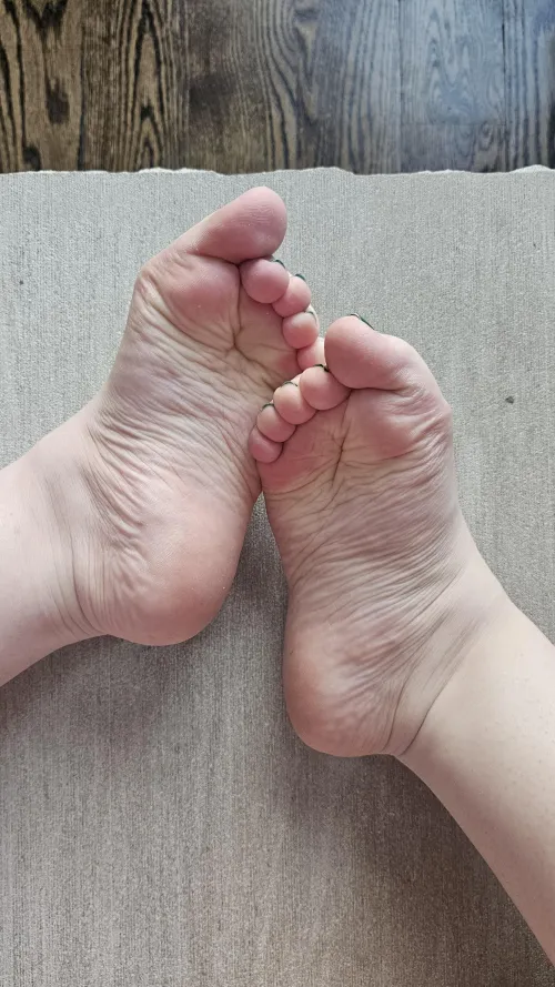 Scrunch as I watch the sun set  by Kctiexx