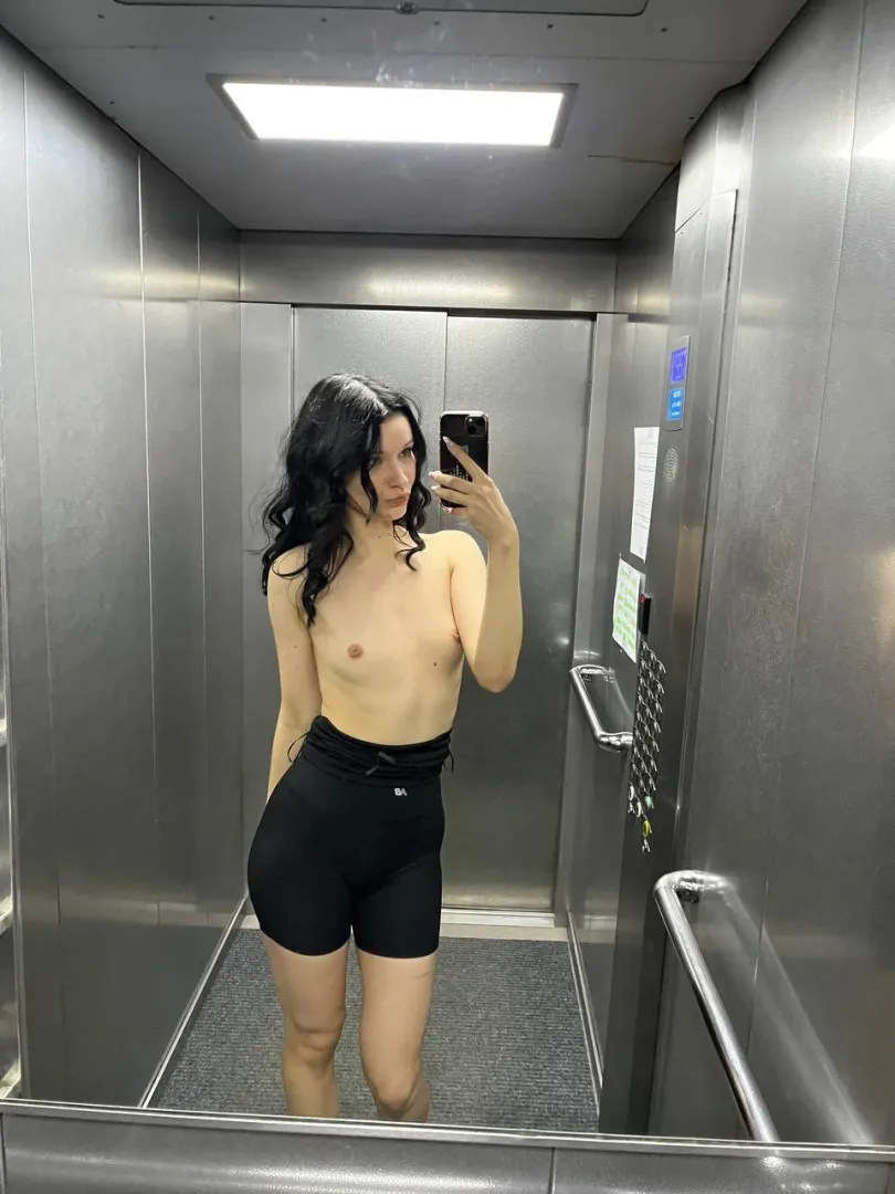 Selfie in elevator <3 posted by vvelvet_glow