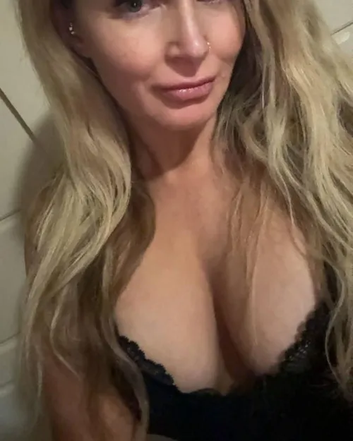 Sending a nudes to every guy that upvte, (instantly) just say 'yes by PrettyLucyxo