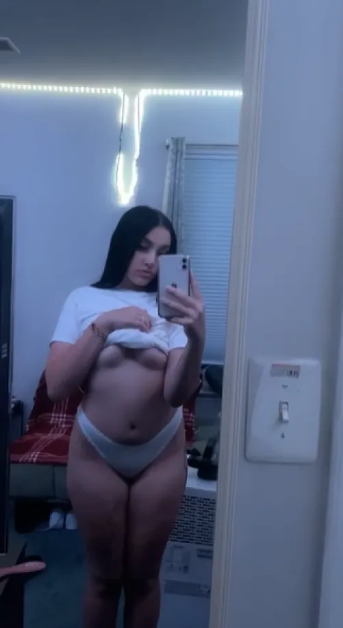 Sending my nudes to the first 60 people who say ME by vixenonlyxo