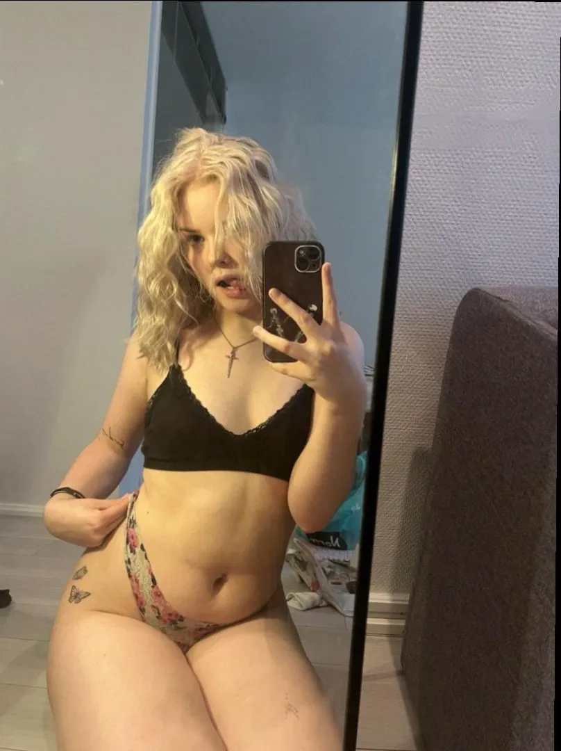 Sending nudes to every guy that upvts (my auto reply is on) just say hi posted by RosiieBlushh