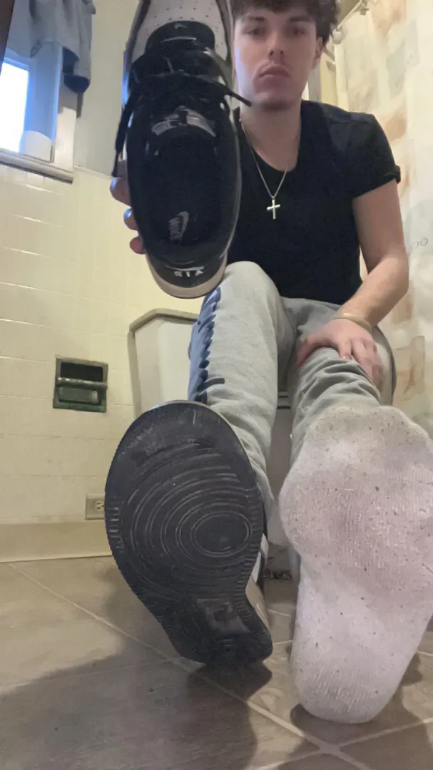 Serve these 19yr feet posted by master__thizzy