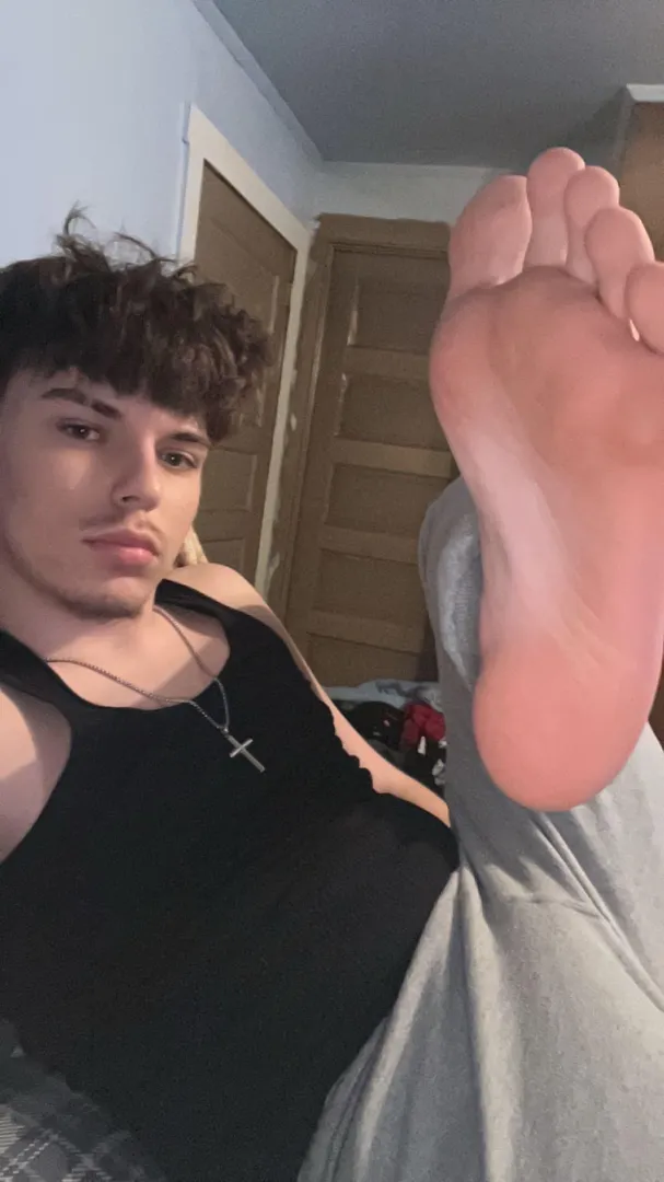 serve these Alpha soles 19yr posted by master__thizzy