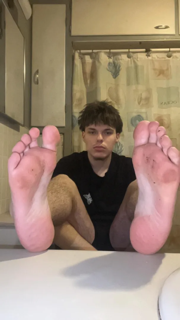 Serve these big Alpha feet posted by master__thizzy