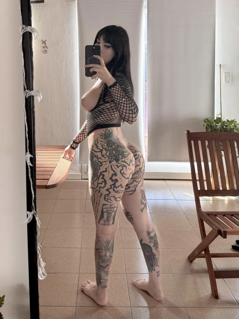 Serving gothic curves posted by PetiteCuteTrash