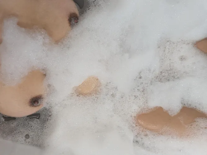 Session ski qui démarre pour mon plus grand plaisir ⛷️⛷️! La reprise fait du bien mais les cuisses sont en  ! Vous m'imaginez dans quel type de tenue sur les pistes ?  by Emera_Secret