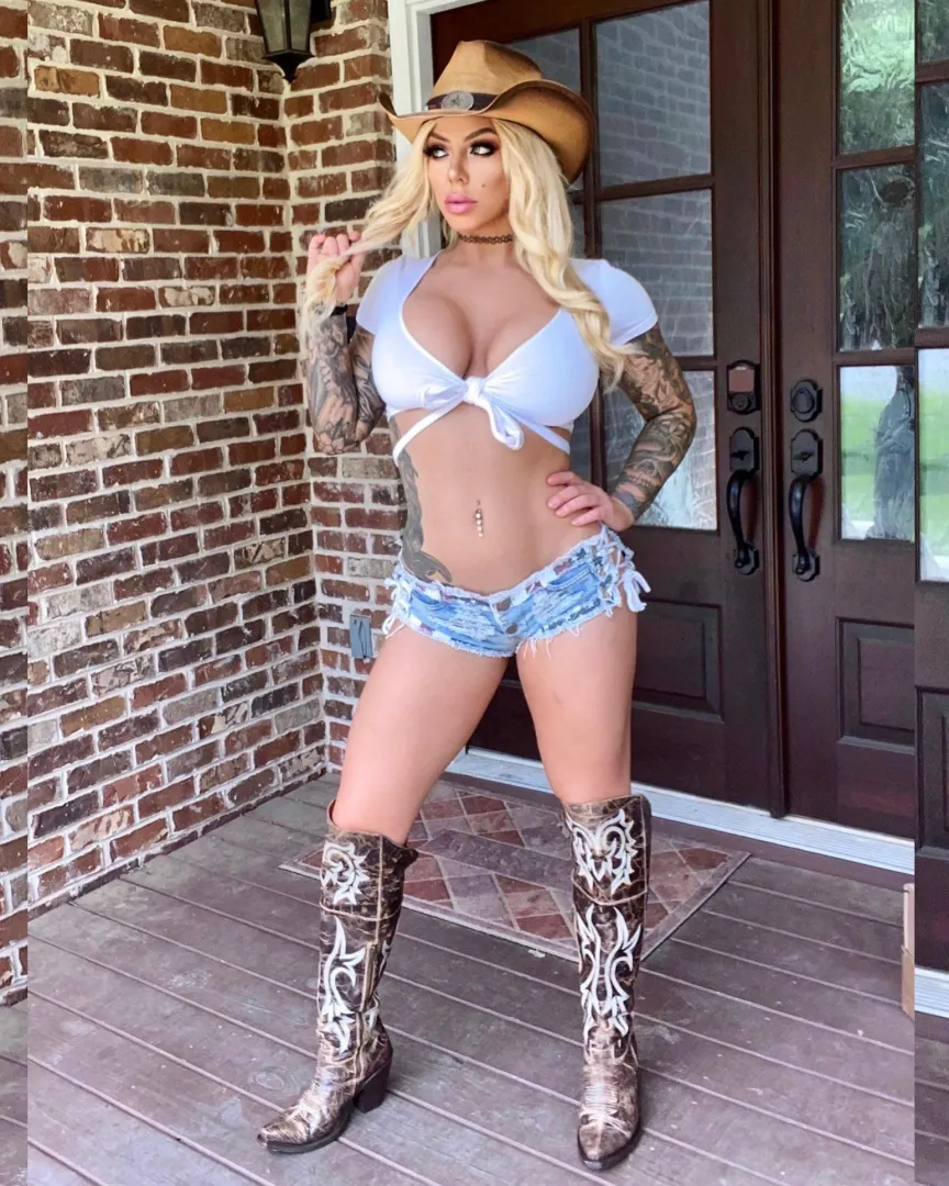 Sexiest cowgirl I ever seen posted by GlenG97