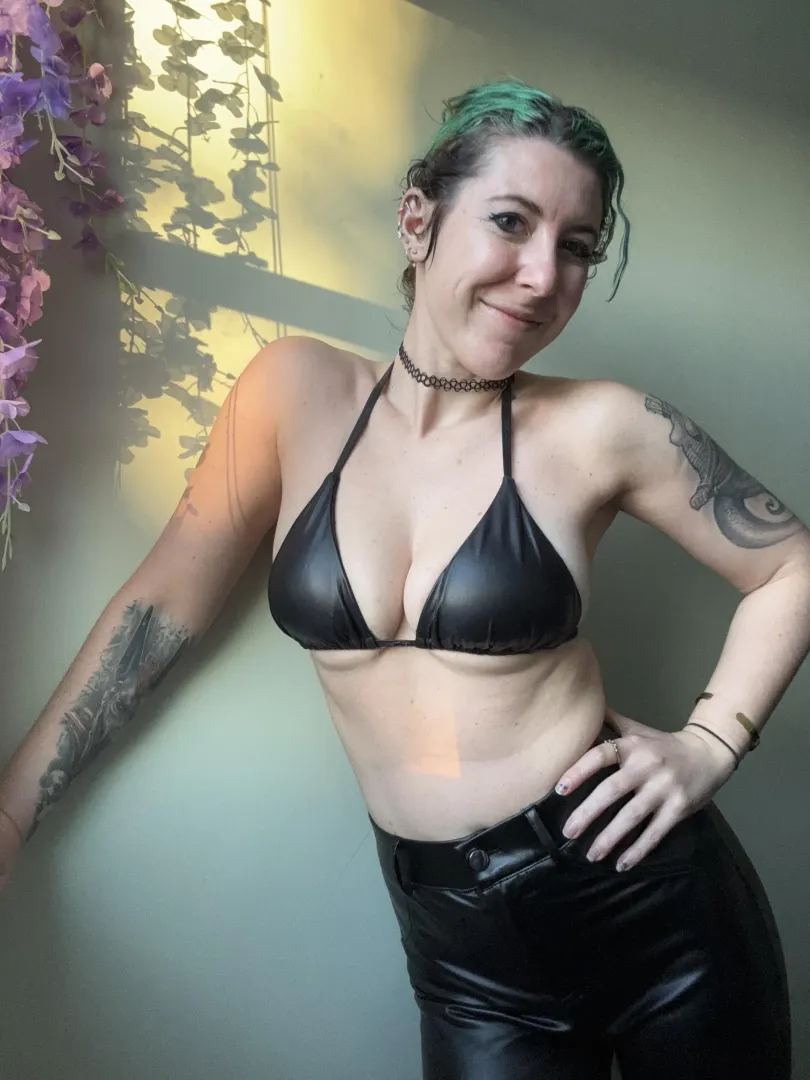 Sexy in all leather posted by sirenskiss3