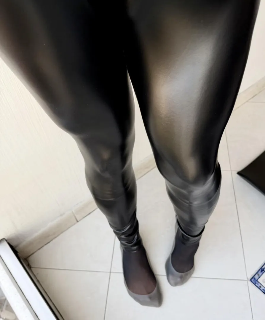 Sexy legs posted by footysh