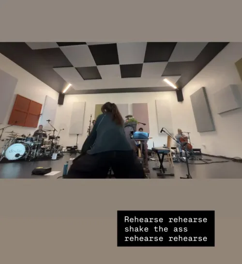 Shake it, Dodie! by ShadowShrug