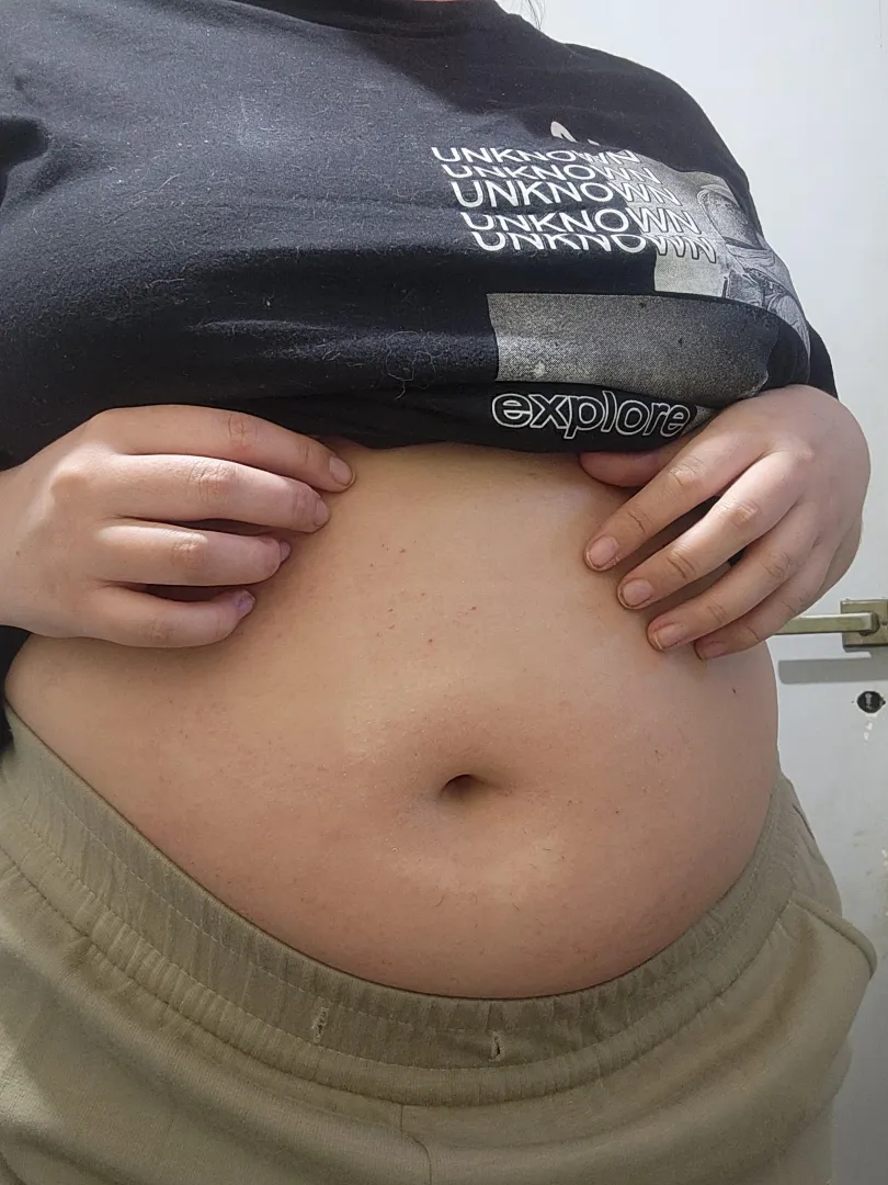 Sharing my Deep bellybutton posted by abigaillatinaa