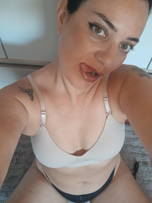 She Cause of distracción. by musa_secret