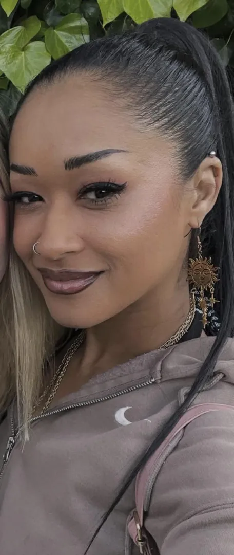 She is incredibly gorgeous posted by Brentreading