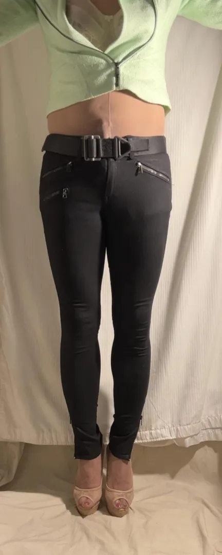 Sheer nude pantyhose, jeans, and heels posted by LisbethFlate