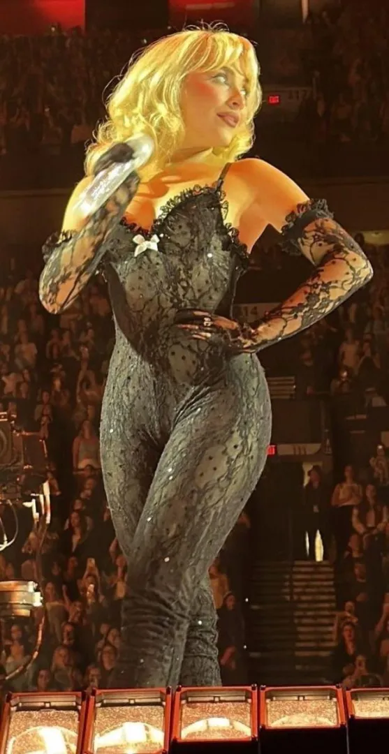 She's so perfect and sexy! posted by cordytresdos