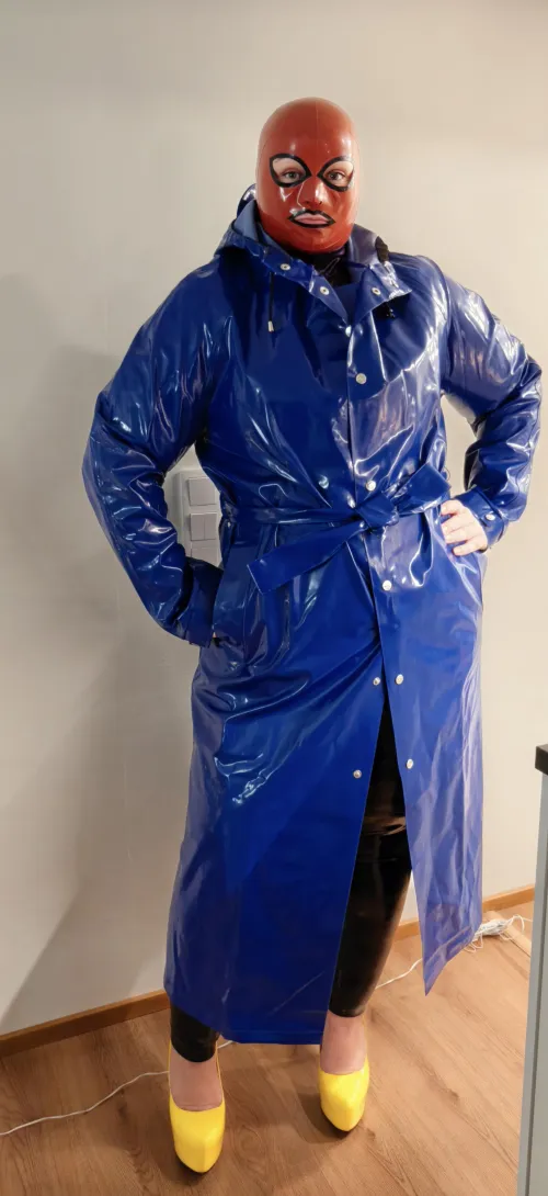 Shiny rain jacket by Misslatexangel