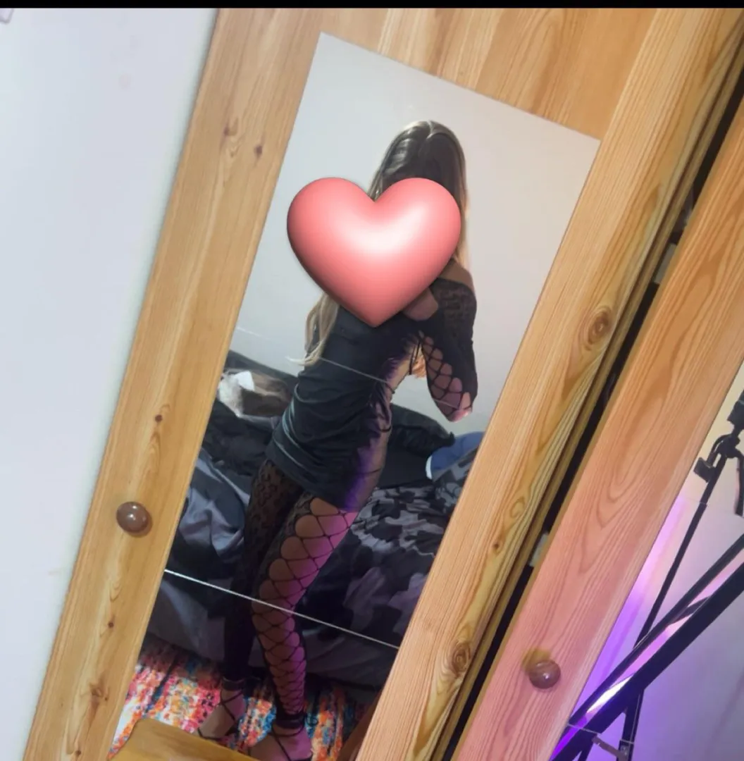Show a femboy some love  posted by sierrathesissyy